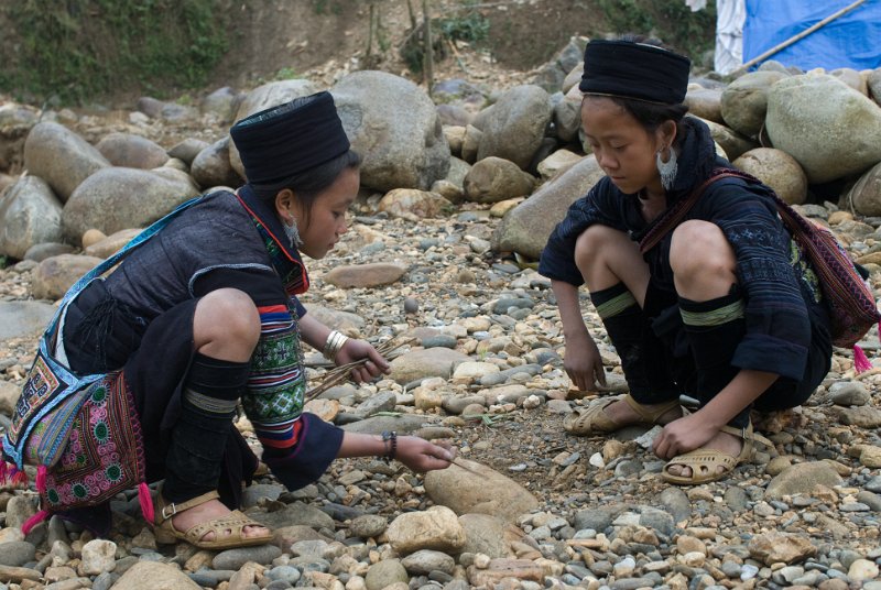 CHI_2243.jpg - sapa - hmong kinder beim spiel mit steckchen ...